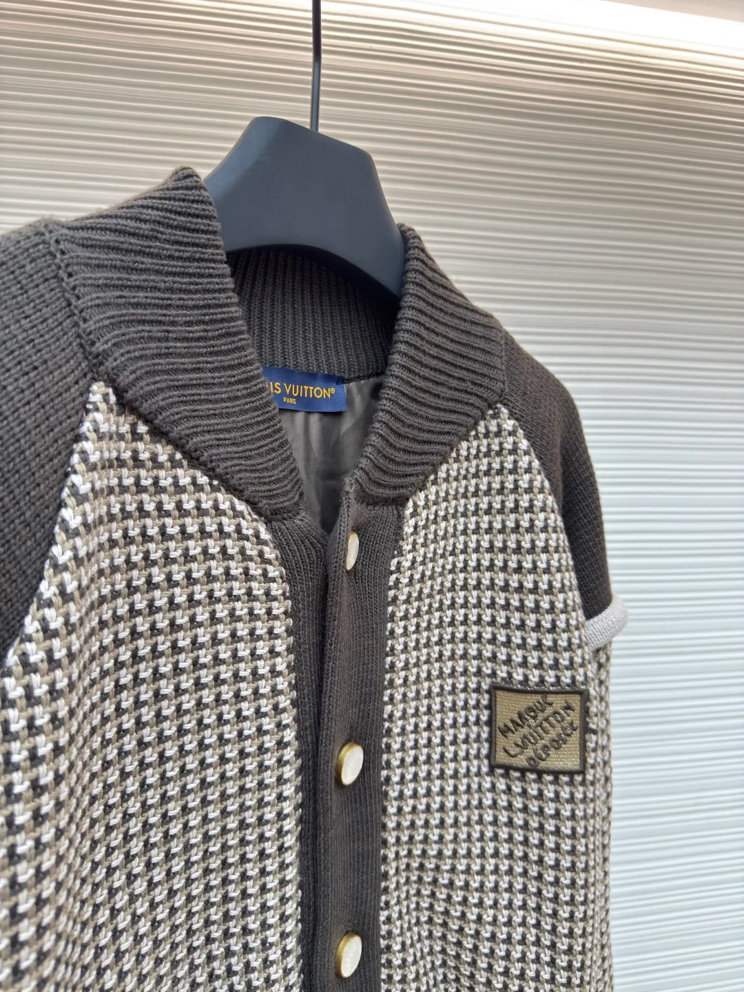 LOUIS VUITTON jacquard 3D pilot plaid sweater ●Original version: 29100 purchase and development ●Item number: 1680703-C10 ●Fabric: cotton wool fabric ●Technology: jacquard knitting ●Version: fitted version ●Weight: about 1565 grams ●Size: S-M-L-XL ●Description: Made of 100% cotton wool, lining is 100% rayon. This style is made of custom-dyed wool yarn, and the off-white color is matched with the same color as the original. The plaid is woven by an imported machine, showing a 3D jacquard effect. The embroidery adopts 3D three-dimensional embroidery, and the original effect is embroidered according to the brand's iconic logo on the chest. The number of stitches is about 4600, the buttons are made of natural resin pearl buttons, and the bottom is equipped with a metal seat. From the Spring/Summer 2025 show, this cotton bomber jacket features a distinctive LV Stitch jacquard pattern that traces the miniature LV logo, while elegant ribbing outlines the collar, raglan sleeves and pockets. The Marque L.Vuitton DÃéposée patch is the finishing touch, and the pearlescent buttons add a dandy feel, making it a perfect layering choice during the changing seasons. The overall wiring is straight and delicate, the fabric is comfortable and soft, and the color is consistent without color difference. It can be matched with the same style to create a fashionable look and control various occasions. Customized accessories, complete with three standards, same style for men and women!